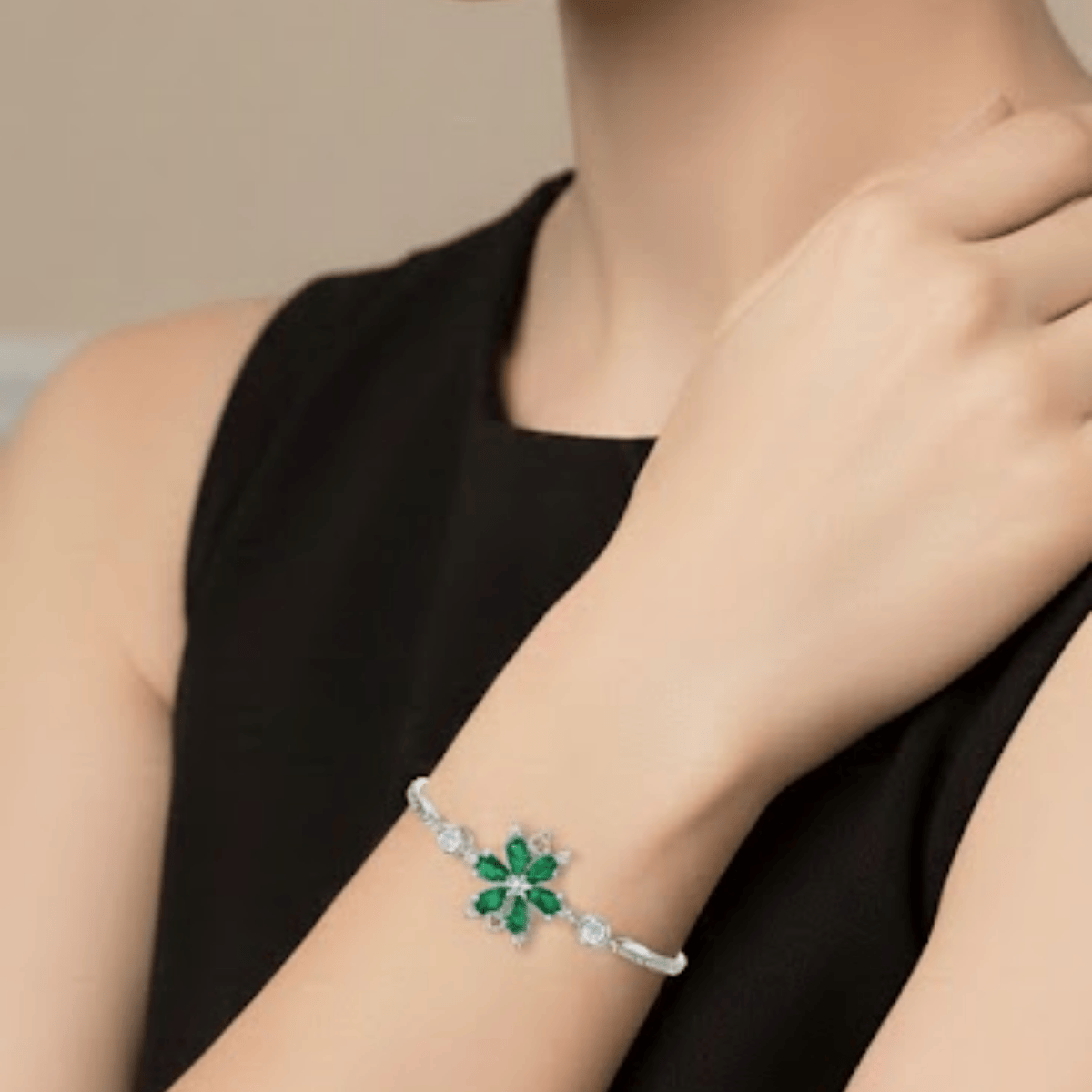 925 Ayar Gümüş Yeşil Taşlı Çiçek Bileklik – Kadın Minimalist Bileklik