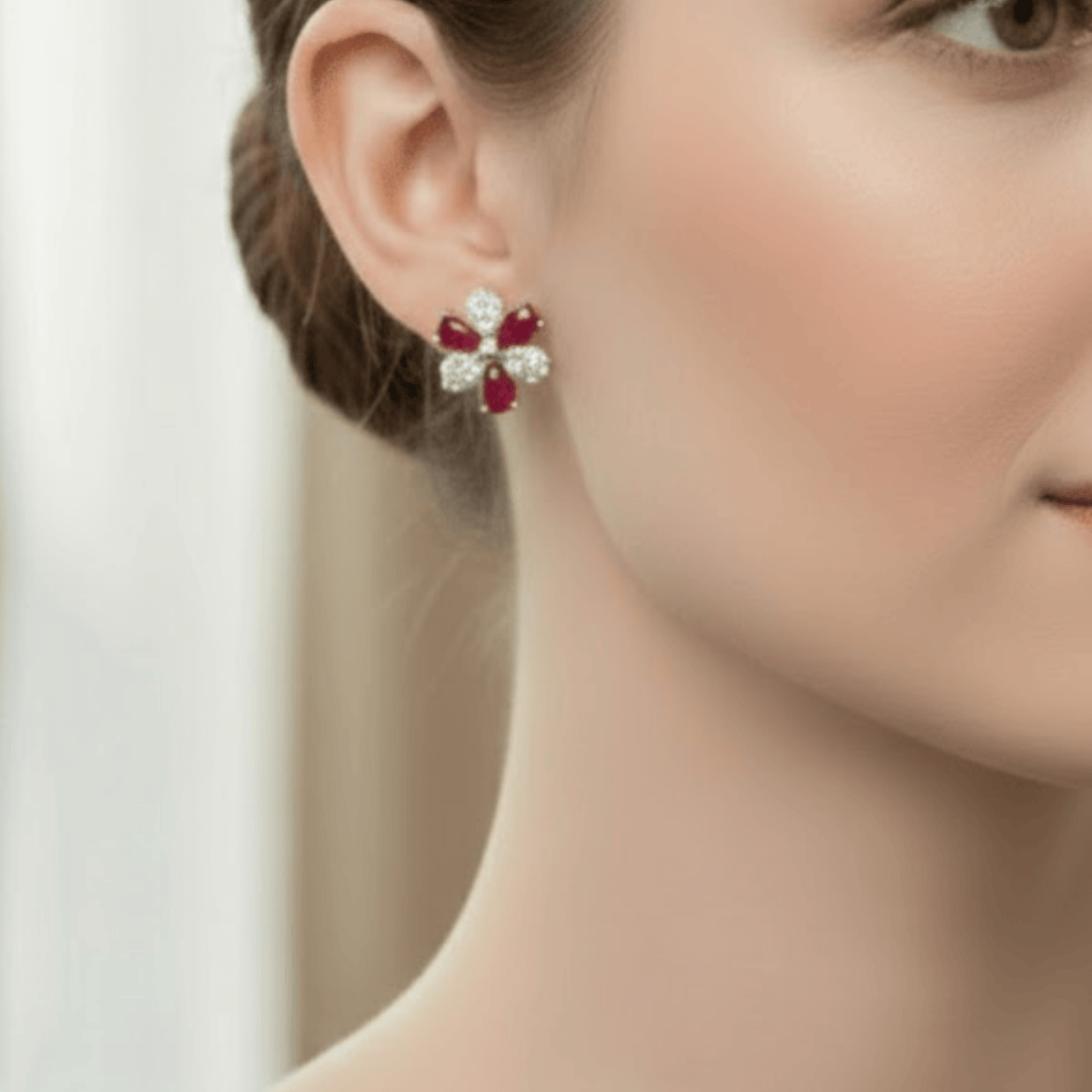 Zirkon Taşlı Çiçek Model Kırmızı Taşlı Gümüş Renk Küpe