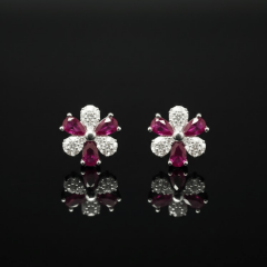 Zirkon Taşlı Çiçek Model Kırmızı Taşlı Gümüş Renk Küpe