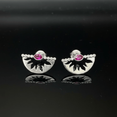 Gümüş Yarım Ay Figürlü Fuşya Taşlı Minimal Küpe