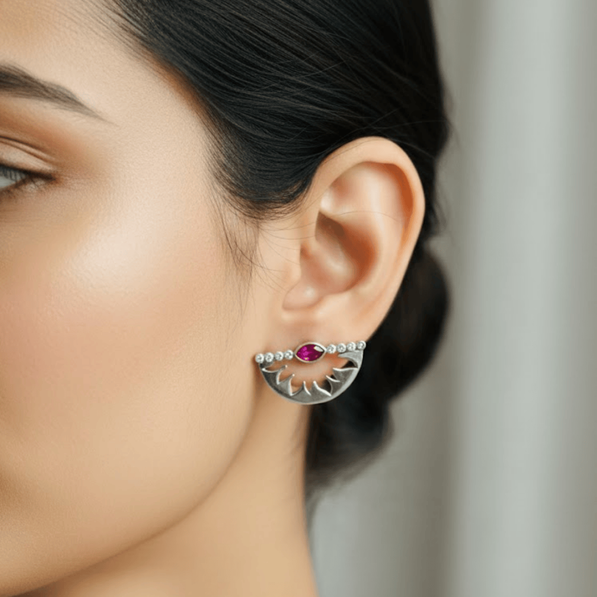 Gümüş Yarım Ay Figürlü Fuşya Taşlı Minimal Küpe